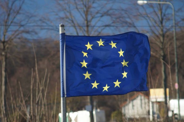 Quels sont les défis de la création d'univers narratifs cohérents dans des jeux à monde ouvert comme « Red Dead Redemption 2 »?