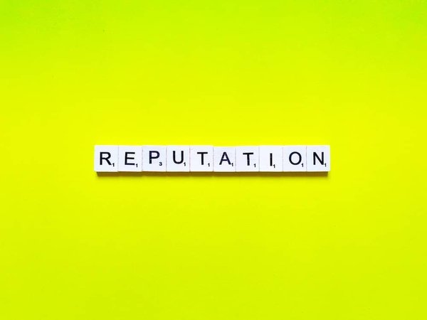 Comment gérer de manière proactive la réputation en ligne d'un service de restauration rapide?