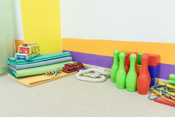 Quelle est la meilleure façon d'intégrer un assistant virtuel dans un site de services à domicile?